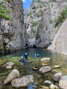 Le Canyon de Vacca Bavella est un site naturel remarquable situé en Corse, dans la région montagneuse de Bavella. Il est connu pour ses falaises de granit rouge, ses cascades et ses piscines naturelles.